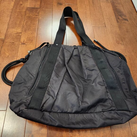 Lululemon Effortless Tote in black - Picture 8 of 14